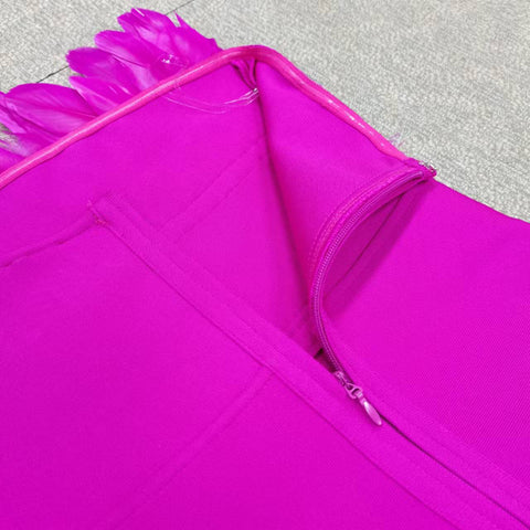 Vestido de fiesta sin mangas con plumas rojas 