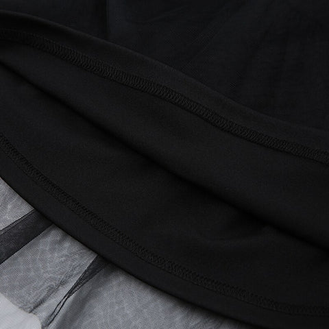 Vestido ajustado de tul con retazos de malla plisada